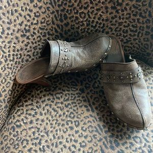 NWOB Pelle brown leather clog heels size 8.5